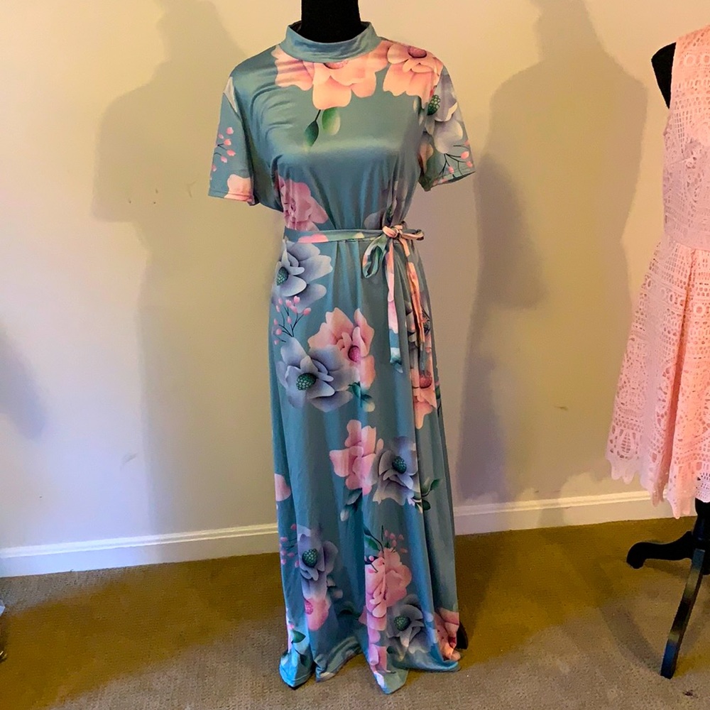 Flowery long dress with a short sleeve also have a belt
